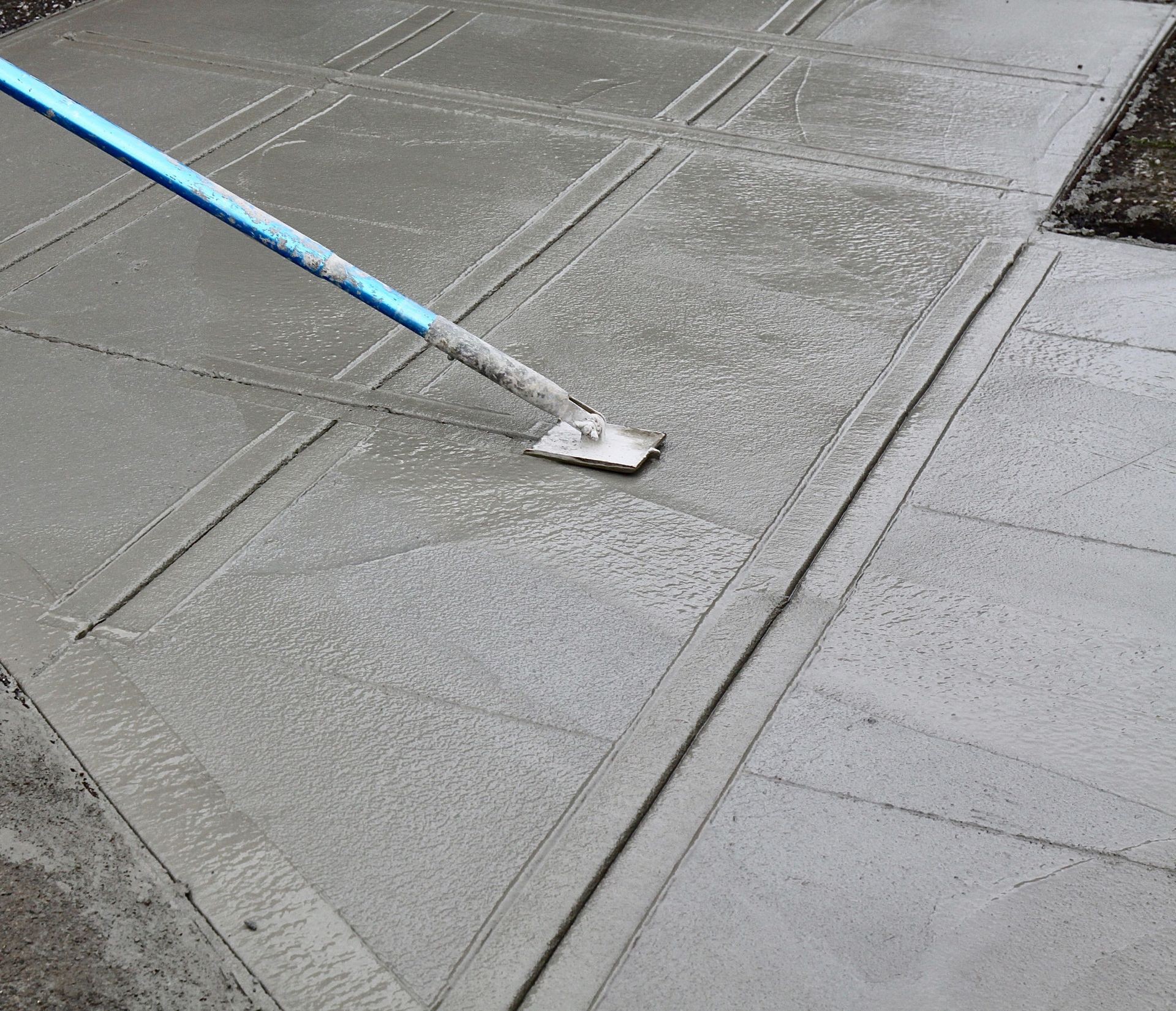 Custom concrete driveway installation in Pittsburgh for enhanced curb appeal.